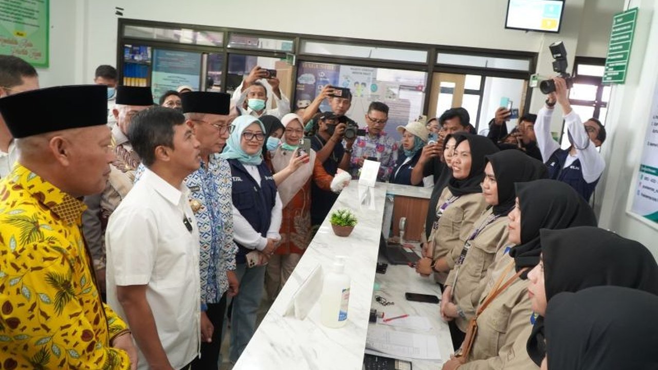 Wakil Menteri Kesehatan meninjau program skrining TB di Puskesmas Ternate, menargetkan penurunan kasus TBC hingga 50% pada 2030. Indonesia saat ini peringkat kedua dunia dalam kasus TBC.