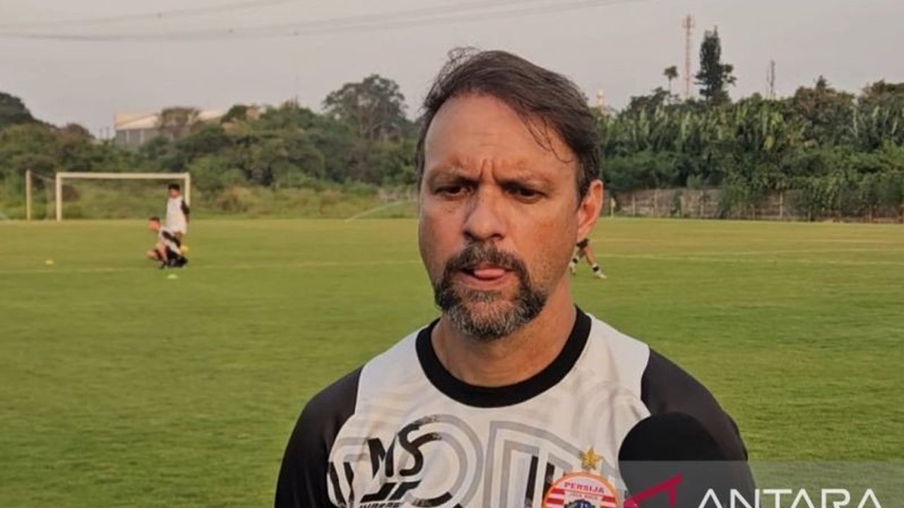 Pelatih Persija Jakarta, Maurizio Souza, memilih bungkam soal calon lawan terberat timnya jelang Super League 2025/2026. Strategi ini disebutnya untuk menjaga motivasi tim dan menganggap semua laga sebagai final.