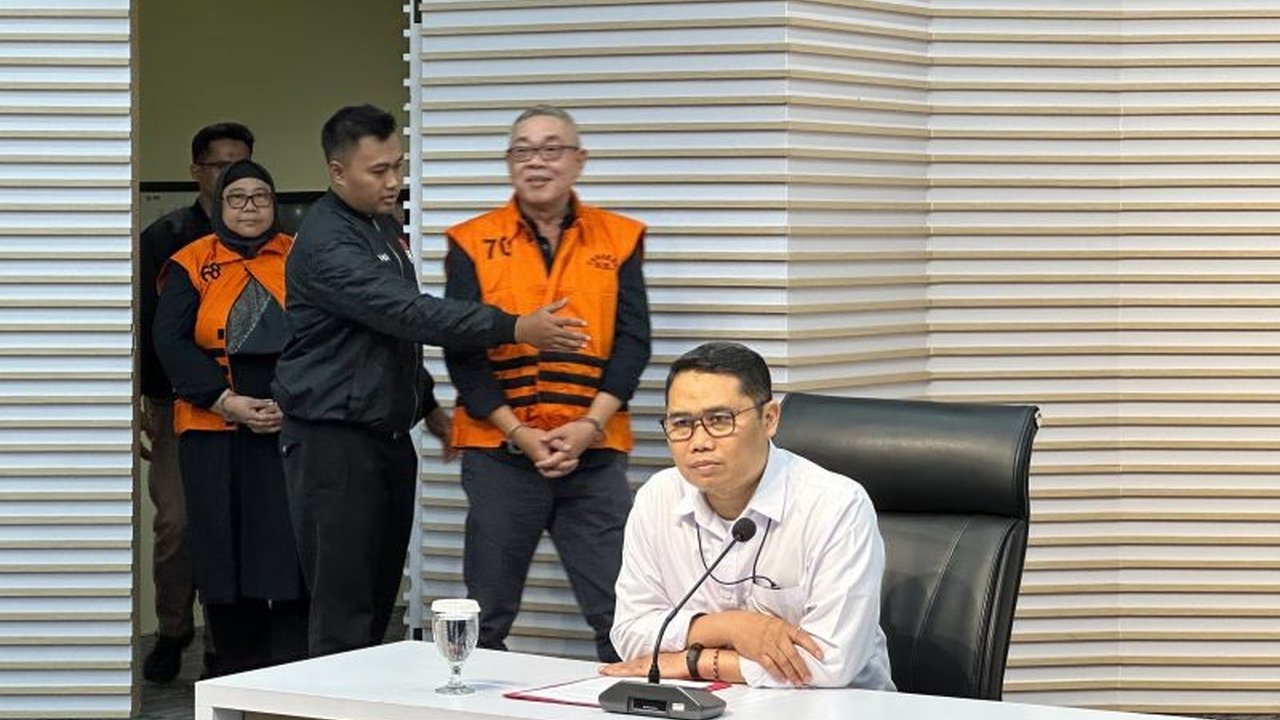 Komisi Pemberantasan Korupsi (KPK) menahan dua mantan direktur Pertamina terkait pengembangan kasus korupsi pengadaan LNG Pertamina 2011-2021. Simak detail kerugian negara dan siapa saja yang terlibat!