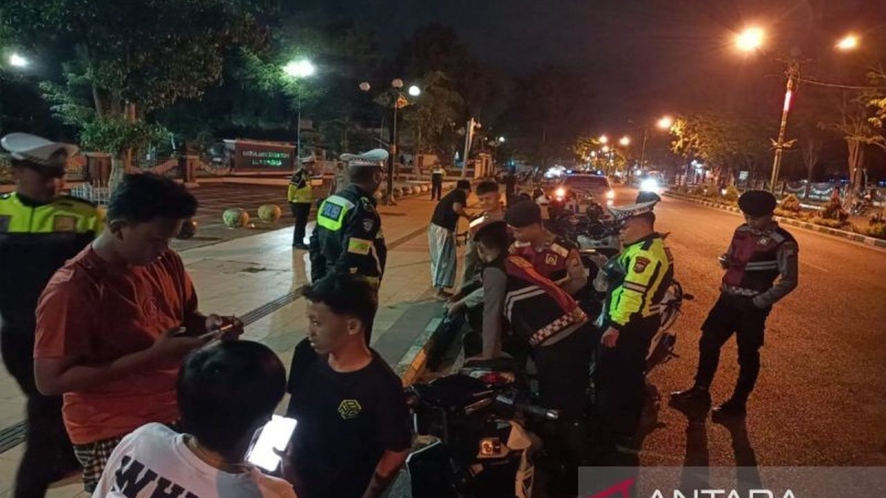 Polres Pamekasan gencar melakukan patroli malam hari untuk menekan angka kejahatan jalanan dan balapan liar, khususnya di malam Jumat. Bagaimana strategi mereka?