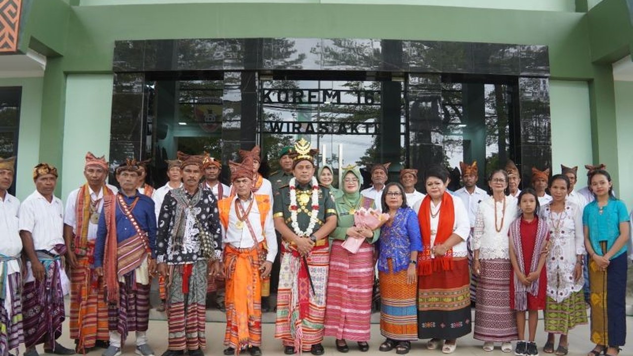 Kolonel Inf. Hendro Cahyono, Danrem 161/Wira Sakti yang baru, disambut dengan tradisi adat sakral di Kupang, diberi gelar 'Naijuf Keneno' yang penuh makna.