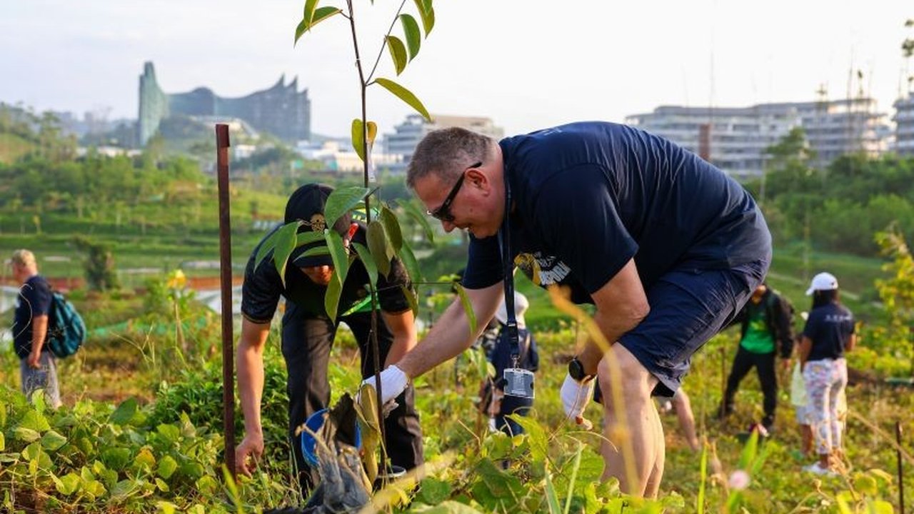 Jaringan Diaspora Indonesia Global turut menghijaukan IKN dengan penanaman pohon, menegaskan komitmen pembangunan berkelanjutan dan menjadikan Ibu Kota Nusantara sebagai kota dunia.
