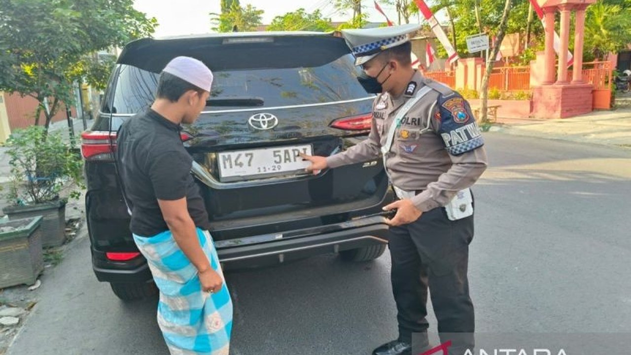 Ribuan pengendara di Pamekasan terjaring Operasi Patuh Semeru 2025. Jumlah pelanggaran lalu lintas Pamekasan melonjak drastis, menunjukkan kesadaran rendah.