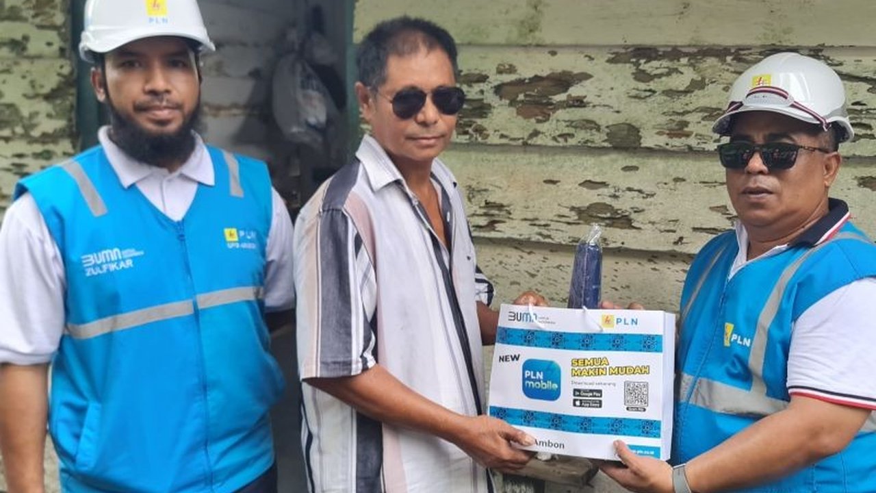 Program 'Light Up The Dream' PLN hadirkan listrik gratis bagi warga tidak mampu di Maluku Tengah. Simak bagaimana inisiatif ini membawa terang dan harapan baru.