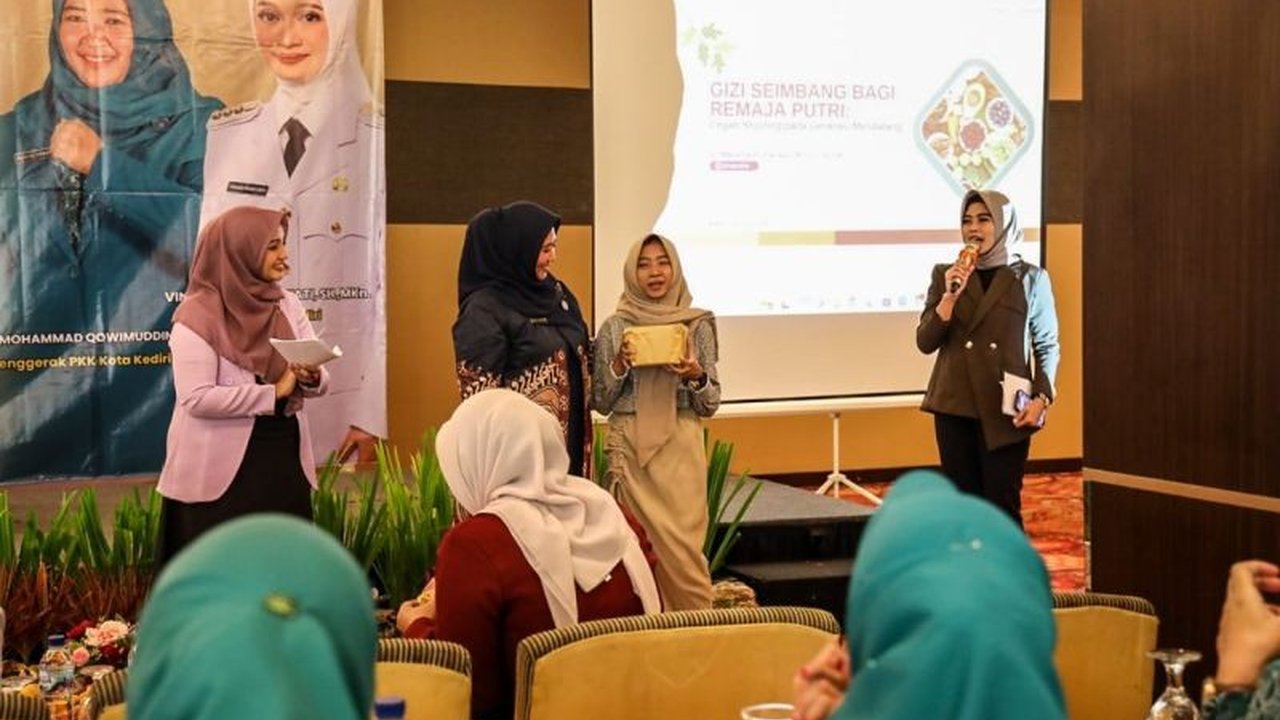 Pemerintah Kota Kediri gencar lakukan edukasi gizi remaja putri untuk cegah stunting. Program ini bentuk generasi emas masa depan, simak selengkapnya!
