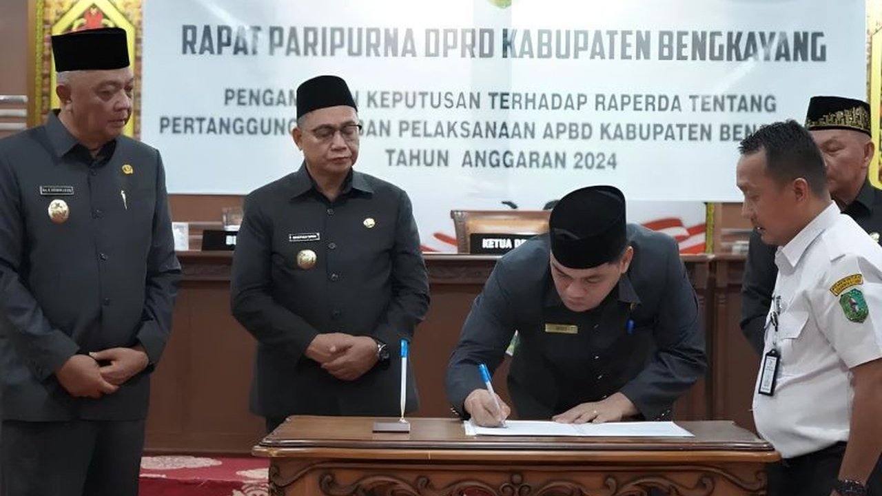 DPRD Bengkayang sahkan Perda APBD 2024, menandai komitmen akuntabilitas keuangan daerah dan sinergi eksekutif-legislatif. Apa saja capaian pentingnya?
