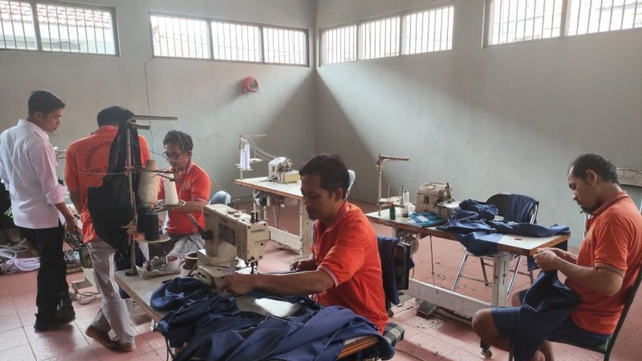 Warga Binaan LP Tulungagung menunjukkan kemandirian dengan memproduksi ratusan celemek untuk program Makan Bergizi Gratis. Simak bagaimana inisiatif ini membentuk bekal hidup lebih baik bagi mereka!