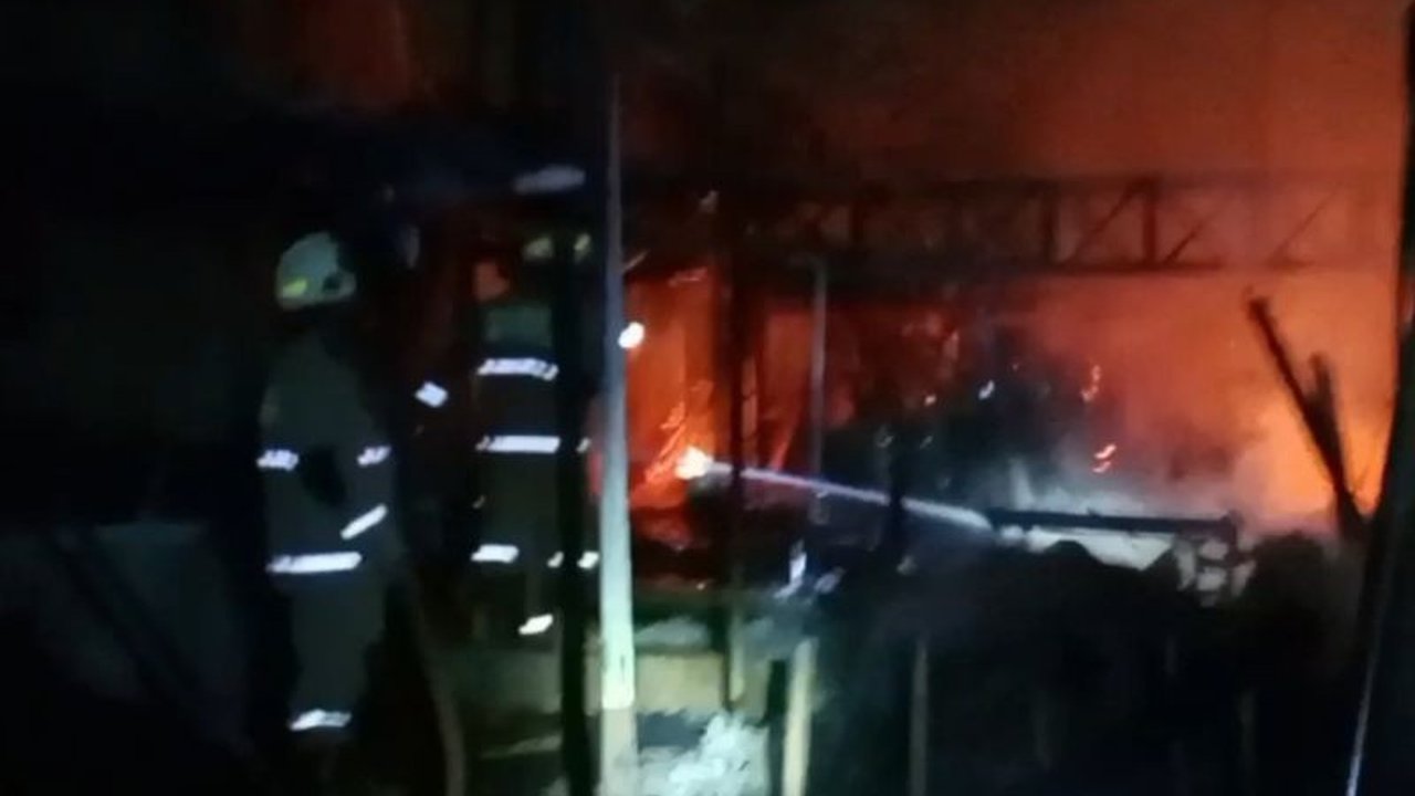 Kebakaran hebat melanda tempat sewa tenda di Kramat Jati, Jakarta Timur. Puluhan petugas dikerahkan, berhasil melokalisir api. Simak detail penanganan cepatnya!