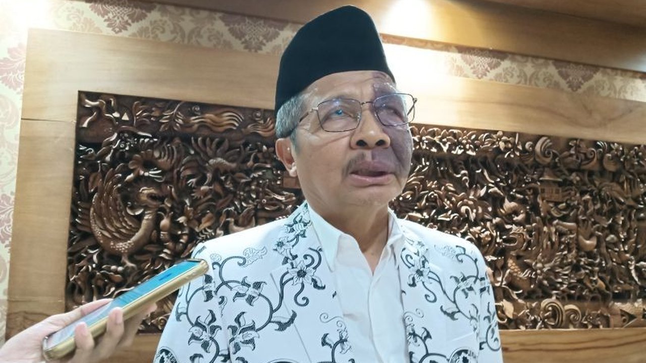 PGRI Jawa Tengah mengungkapkan bahwa provinsi ini masih membutuhkan 2.298 guru. Cari tahu akar masalah kekurangan guru Jateng dan bagaimana dampaknya.