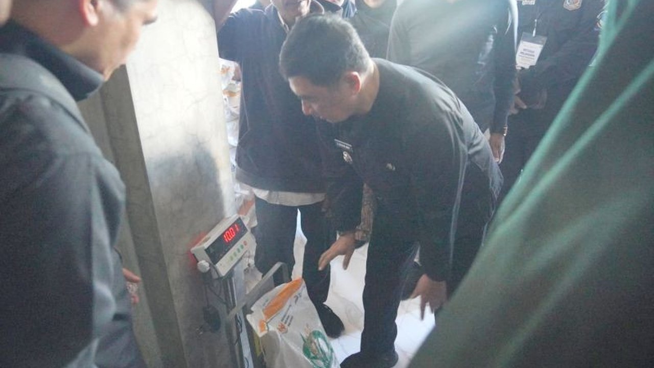 Bupati Garut Abdusy Syakur Amin menegaskan pembagian Bantuan Beras Gratis harus siang hari dan diawasi ketat. Mengapa demikian dan bagaimana memastikan tepat sasaran?