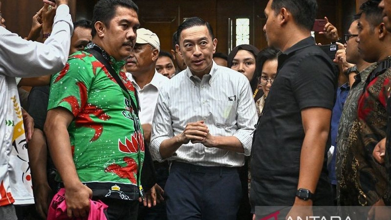 Kejari Jaksel memindahkan Tom Lembong ke Rutan Cipinang usai divonis. DPR RI setujui abolisi Tom Lembong, menghentikan proses hukumnya. Apa dampaknya?