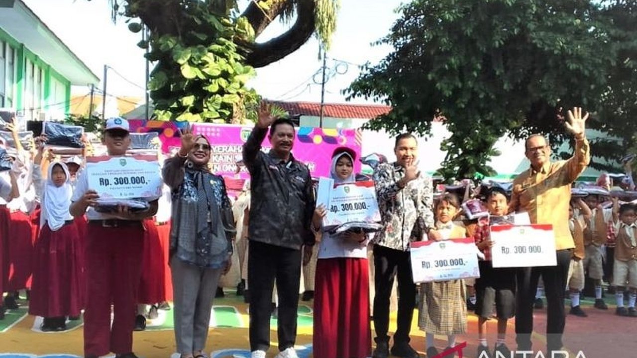 Pemerintah Kota Madiun kembali menyalurkan bantuan seragam gratis senilai Rp1,5 miliar kepada ribuan siswa SD dan SMP. Program ini tak hanya meringankan beban orang tua, tapi juga gerakkan ekonomi lokal.