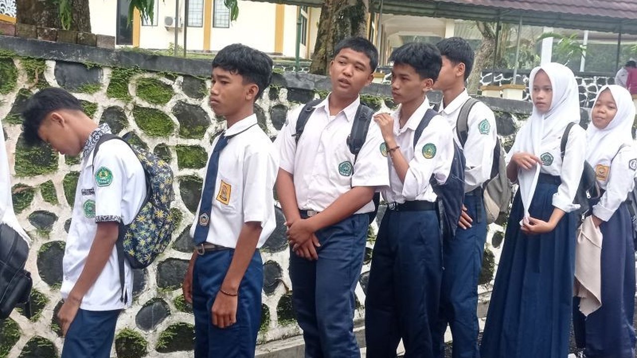 Para guru di Sekolah Rakyat Lebak siap mencetak siswa unggul melalui pendidikan berasrama gratis, menjanjikan kualitas dan kemandirian. Bagaimana persiapannya?