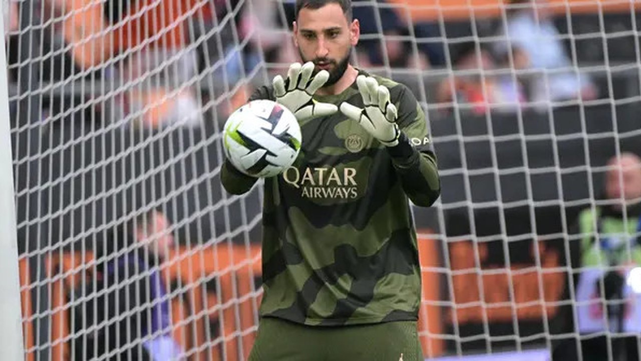 Gianluigi Donnarumma dikaitkan dengan Manchester City belakangan ini. Kiper PSG itu kabarnya menjadi target Manchester City untuk menggantikan Ederson. Donnarumma sekarang dianggap sebagai sa