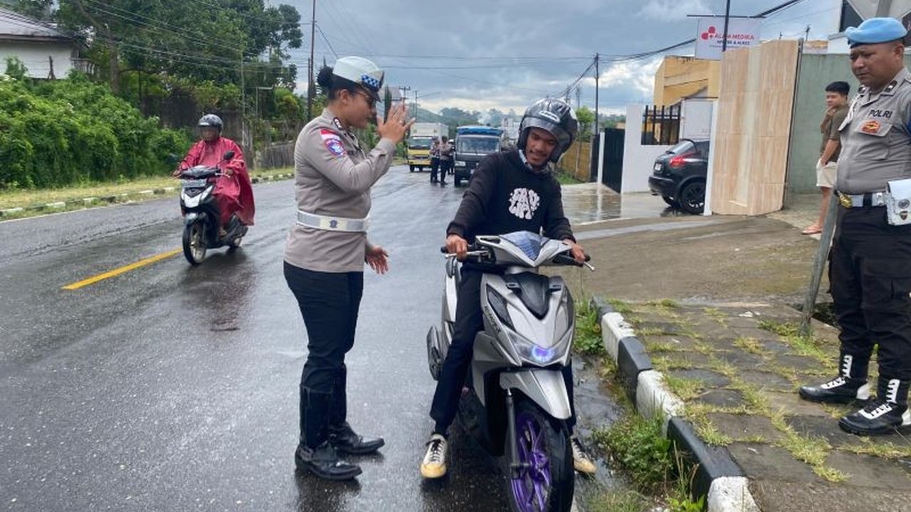 Operasi Patuh Turangga Manggarai berhasil menjaring 739 pelanggar lalu lintas, mayoritas tidak menggunakan helm. Simak detail penindakan dan dampaknya!