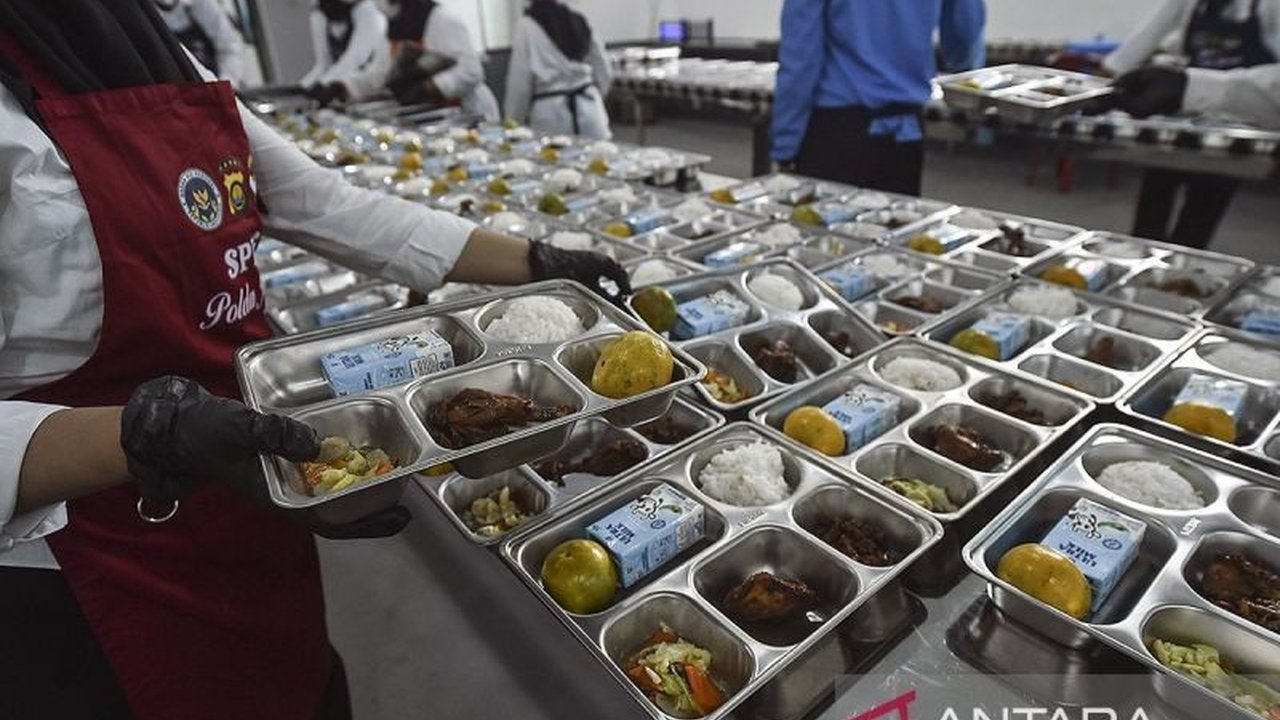 Program Makan Bergizi Gratis (MBG) Presiden Prabowo Subianto tak hanya berikan asupan gizi, namun juga membuka lapangan kerja bagi ibu rumah tangga di Sei Rampah. Simak kisahnya!