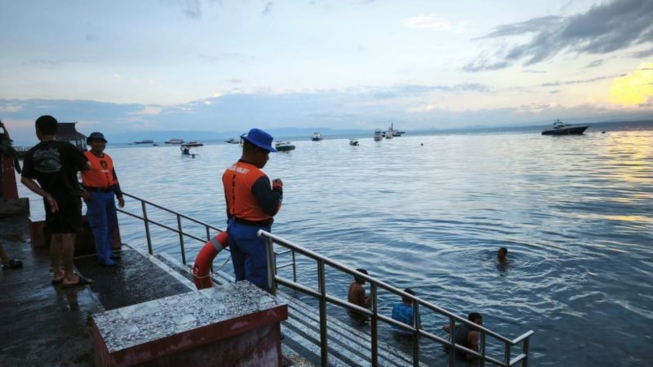 Ditpolairud Polda Maluku Utara bersama tim SAR memperketat pengawasan wisata Ternate, khususnya Pantai Falajawa, demi keamanan pengunjung. Apa saja upaya mereka untuk memastikan keselamatan?