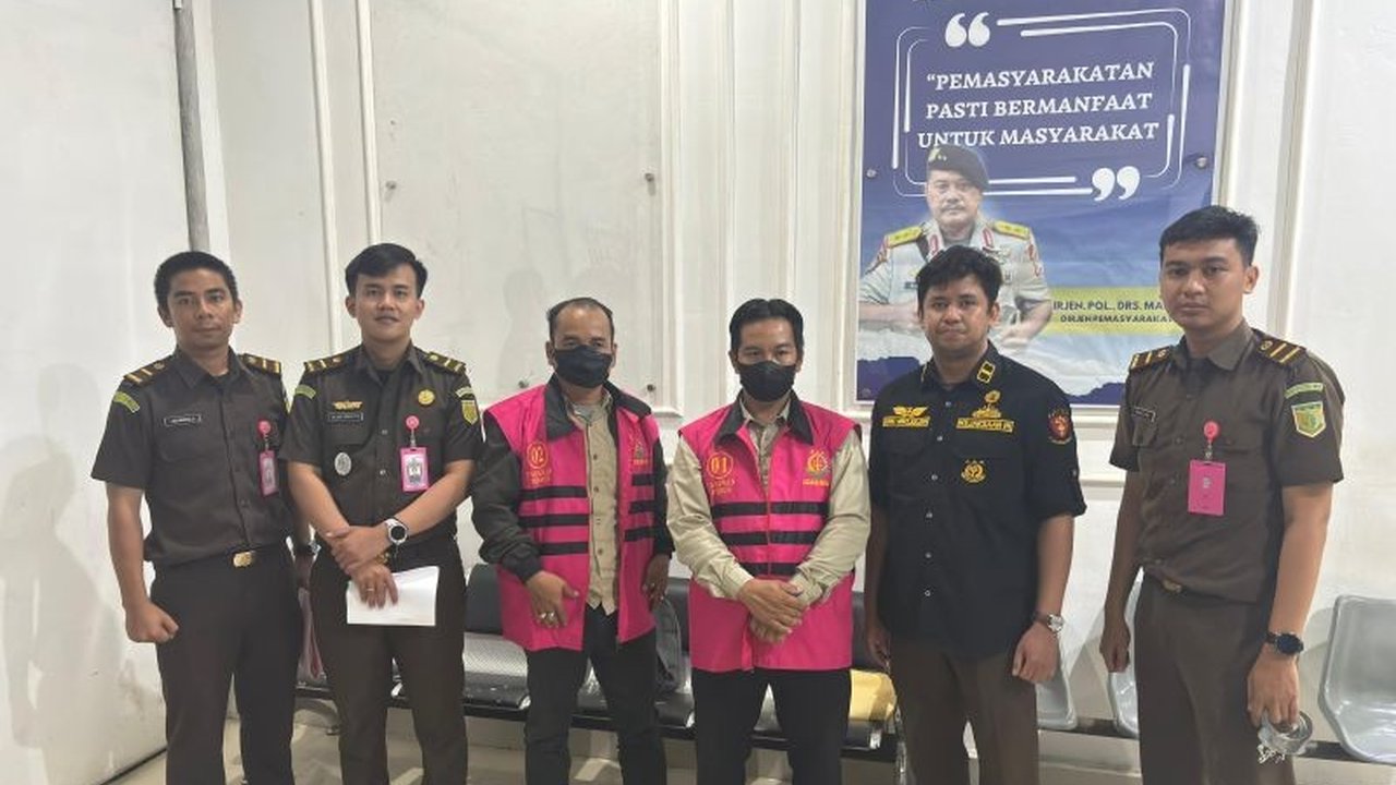 Kejaksaan Negeri Bengkayang menetapkan dua kepala desa sebagai tersangka dalam kasus korupsi APBDes. Simak detail penyelewengan dana desa yang merugikan negara ini.