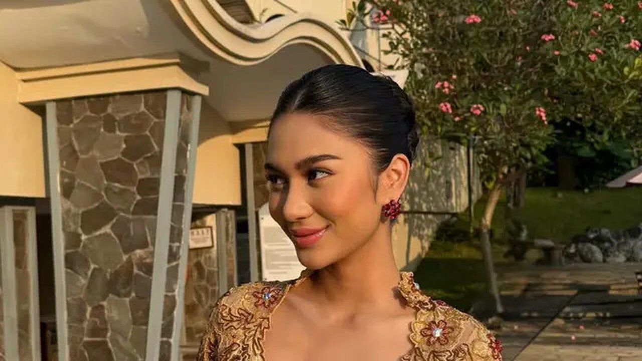6 Momen Kebaya Azizah Salsha yang Memikat, Elegan dalam Balutan Kain Tradisi (sumber: Instagram/azizahsalsha_ )