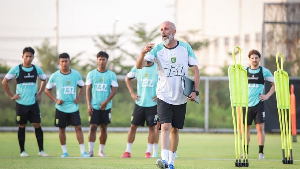 Pelatih Eduardo Perez intensif matangkan taktik Persebaya Surabaya jelang laga perdana BRI Super League 2025/2026, siapkan strategi hadapi PSIM Yogyakarta.