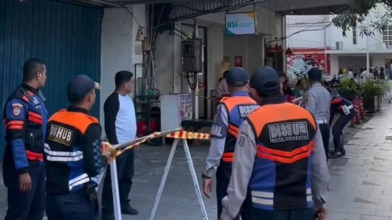 Mulai 1 Agustus 2025, parkir tepi jalan umum di Wisata Tunjungan Romansa Surabaya ditiadakan. Simak lokasi-lokasi parkir alternatif yang telah disiapkan Pemkot Surabaya!