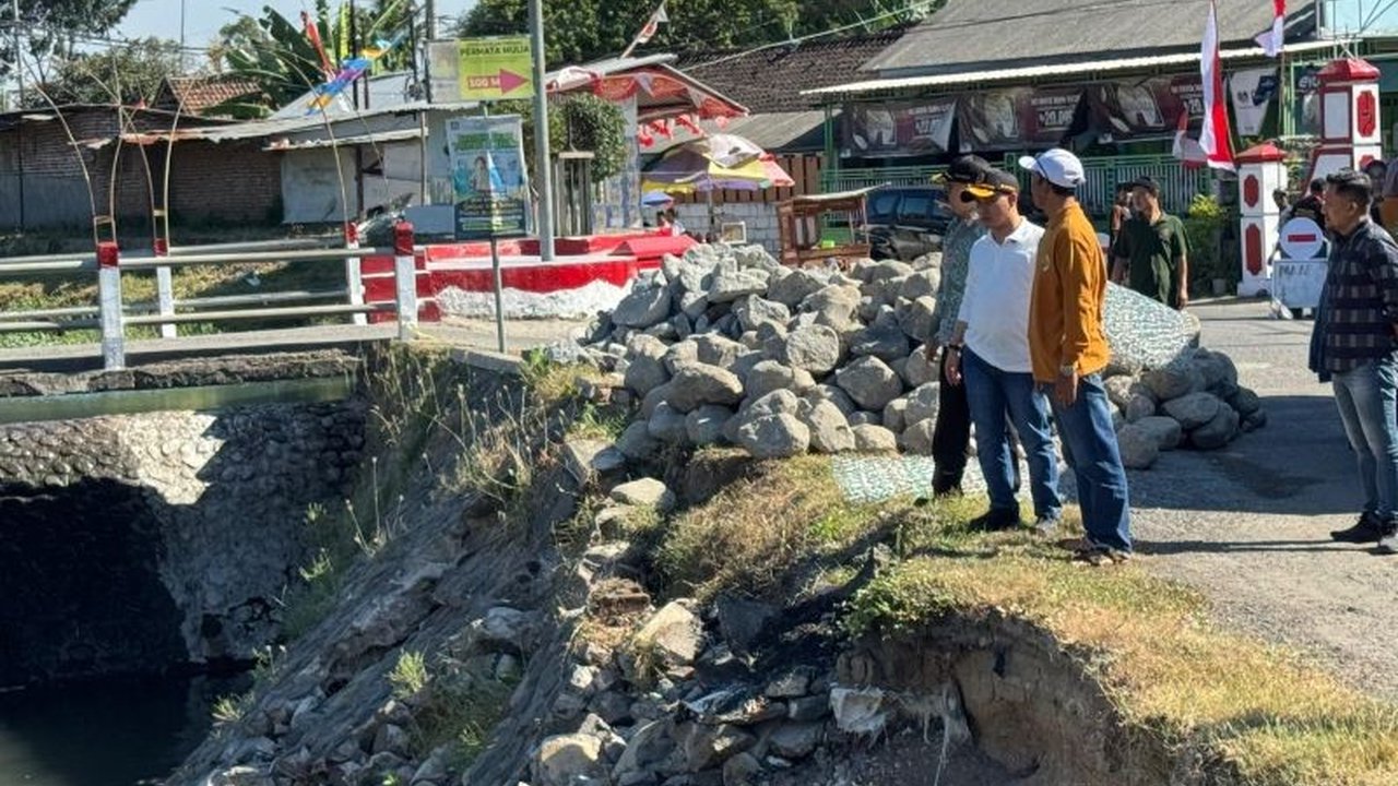 Pemkab Mojokerto bergerak cepat dalam perbaikan tanggul ambrol sepanjang 50 meter di Desa Banjaragung. Simak upaya pemerintah daerah mengatasi ancaman banjir.