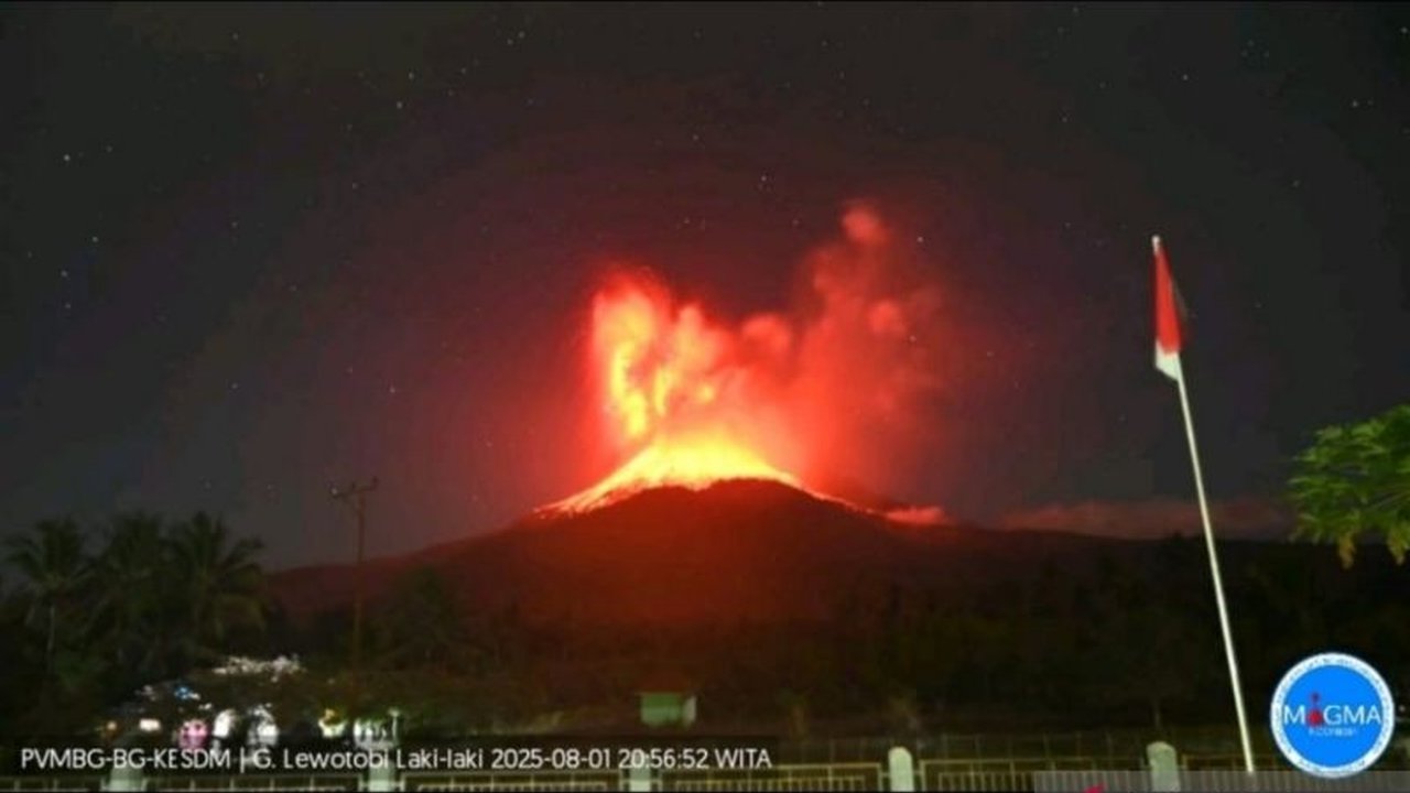 Gunung Lewotobi Laki-Laki di Flores Timur kembali meletus hebat pada Jumat malam, melontarkan api pijar dan kolom abu setinggi 10 kilometer. Status Awas diberlakukan, warga diimbau waspada.