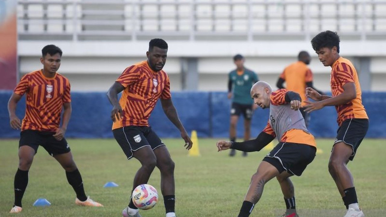 Pelatih Borneo FC, Fabio Lefundes, fokus membangun kekompakan tim jelang BRI Super League 2025/2026. Simak strategi adaptasi pemain baru dan pentingnya dukungan suporter.