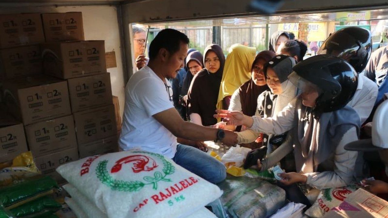 Pemkab Jepara kembali menggelar Lapak Berkah Usaha Pangan, sebuah inisiatif tanpa anggaran pemerintah yang efektif menekan inflasi dan memperkuat ketahanan pangan masyarakat.