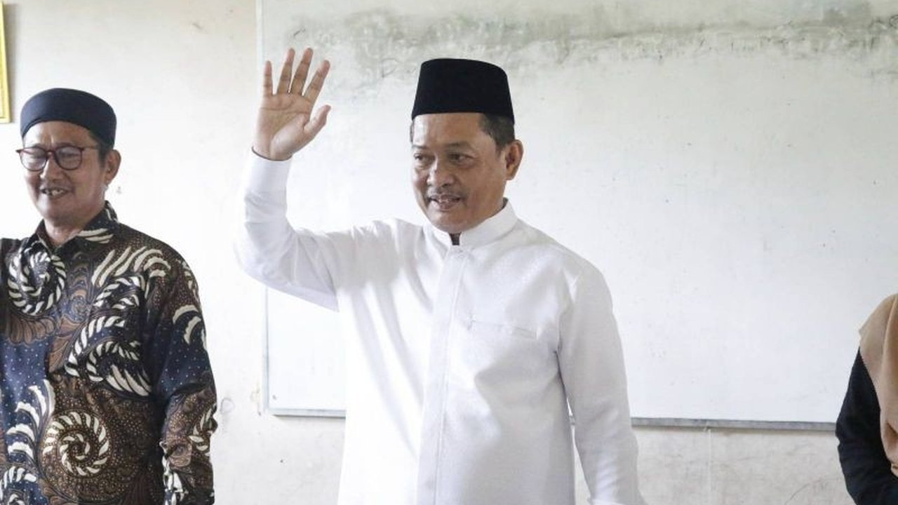 Setelah sempat viral karena siswa belajar di lantai, Pemkab Serang memastikan mebeler SDN Kalong kini telah tersedia lengkap. Simak detail peninjauan Wabup Serang.