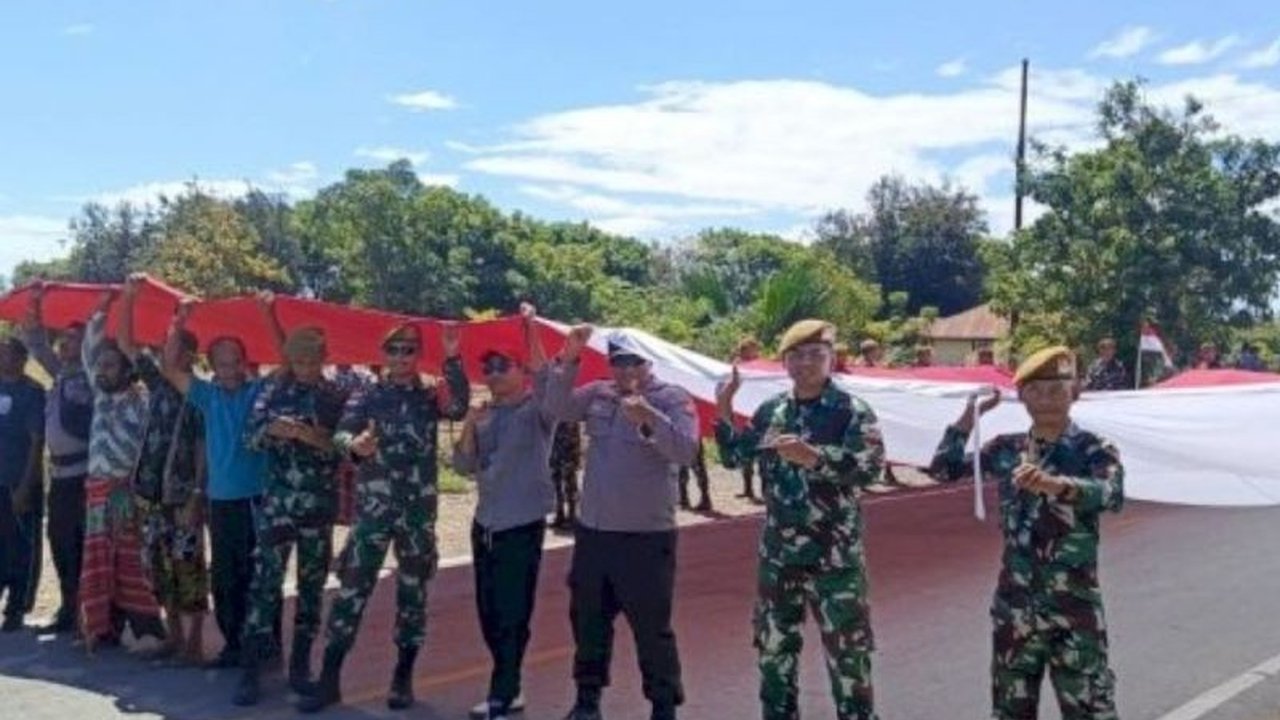 Masyarakat di perbatasan RI-Timor Leste antusias arak bendera merah putih raksasa berukuran 17x8 meter. Simak detail perayaan HUT ke-80 RI yang penuh semangat ini!