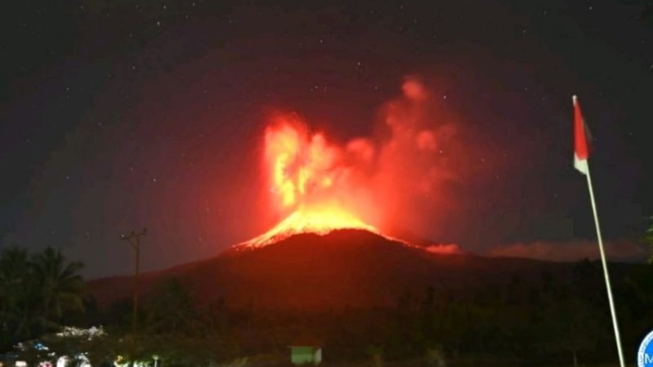 Badan Geologi menjelaskan akumulasi gas menjadi pemicu utama letusan spektakuler Gunung Lewotobi Laki-laki, dengan kolom abu mencapai 10.000 meter. Pembaca diundang untuk memahami detail kejadian ini.