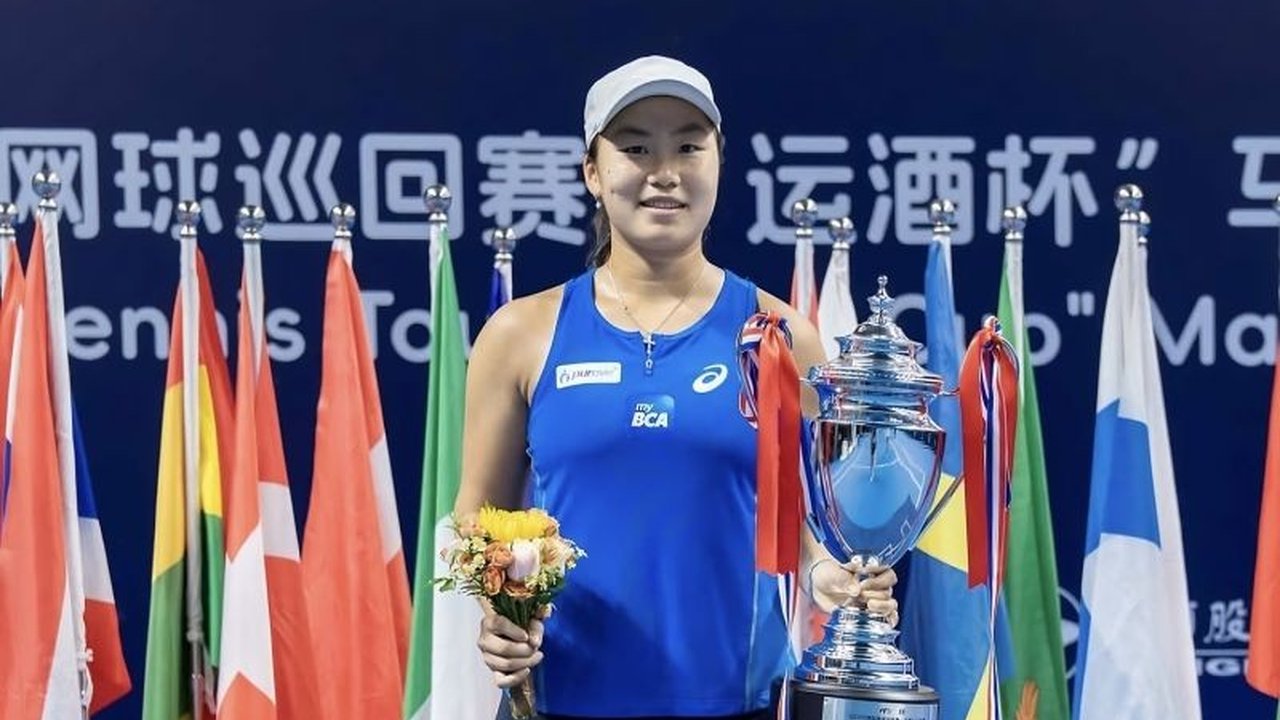 Petenis putri Indonesia, Janice Tjen Tenis, kembali menunjukkan performa gemilang dengan melaju ke perempat final tunggal dan ganda ITF W75 Lexington, akankah ia terus melaju?