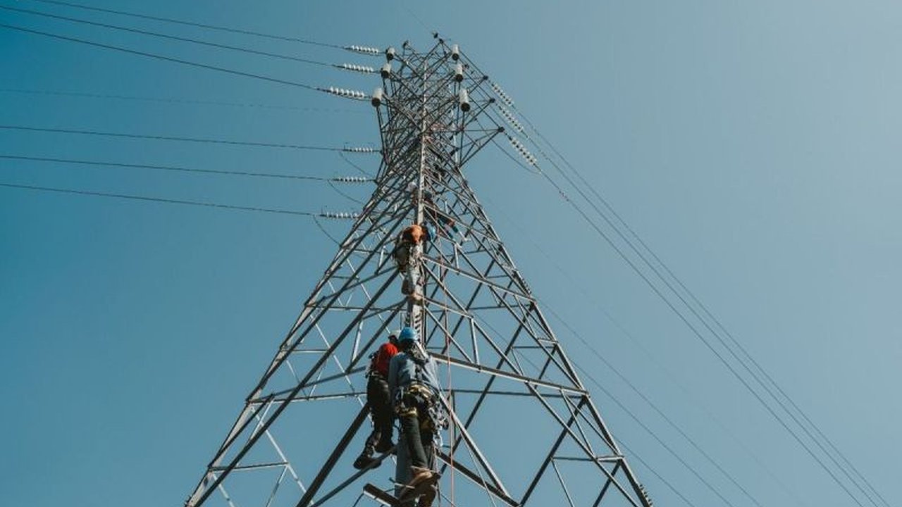 Ekonom Konstitusi Defiyan Cori menyoroti Program Listrik Desa sebagai wujud nyata keadilan energi bagi masyarakat 3T. Apa saja dampaknya terhadap elektrifikasi nasional?