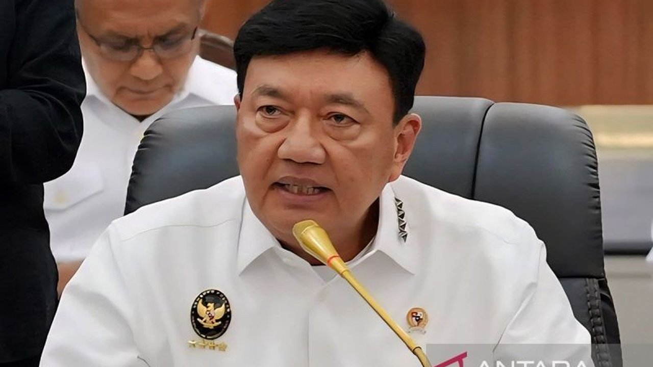 Menko Polkam Budi Gunawan membeberkan enam langkah strategis untuk menanggulangi masalah Karhutla, termasuk penegakan hukum dan moratorium izin lahan gambut. Apa saja langkah-langkahnya?
