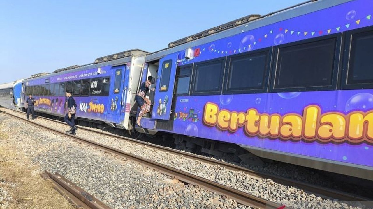 PT KAI Daop 4 Semarang terpaksa melakukan pembatalan perjalanan kereta api Argo Sindoro dan beberapa rute lain akibat insiden anjloknya KA Argo Bromo Anggrek di Subang. Simak selengkapnya!