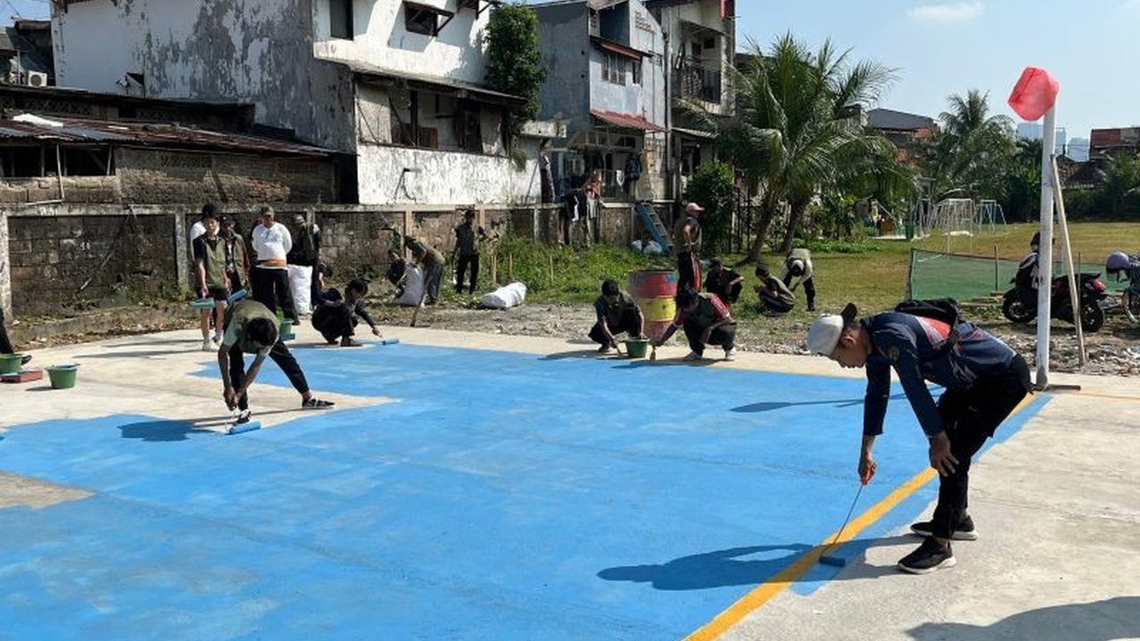 Puluhan warga binaan Balai Pemasyarakatan (Bapas) Jakarta Barat turut serta dalam kegiatan sosial membersihkan lapangan Polsek Palmerah sebagai bagian dari pidana alternatif. Penasaran bagaimana mereka berkontribusi?