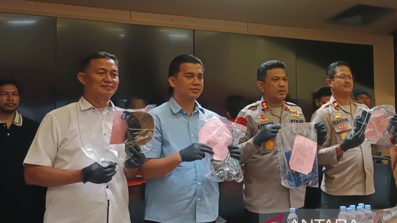 Sebuah insiden pengeroyokan antar pendukung Timnas U-23 terkuak, dipicu kesalahpahaman terkait spanduk. PSSI menegaskan, setiap pemasangan spanduk di stadion memerlukan izin resmi. Mengapa aturan izin spanduk stadion ini begitu penting?