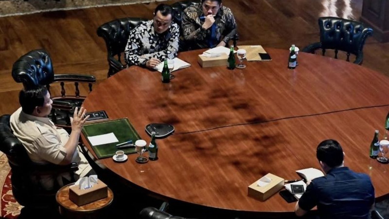 Presiden Prabowo Subianto instruksikan perluasan jaringan bandara internasional di berbagai daerah. Langkah ini demi percepatan ekonomi dan pariwisata. Simak detailnya!