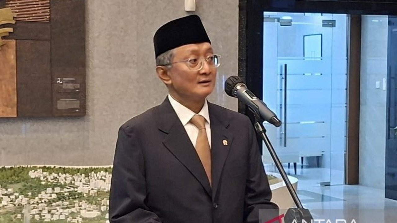 Menteri PU targetkan perbaikan jalan daerah dimulai kuartal III 2025. Inpres Nomor 11/2025 jadi landasan percepatan konektivitas demi swasembada pangan dan energi.