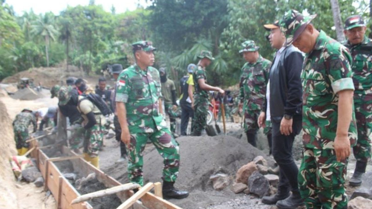 Program TMMD ke-125 Kodim 1309/Manado di Kelurahan Bengkol, Manado, sukses membangun jalan dan merehabilitasi rumah warga. Simak detail progres dan dampaknya!