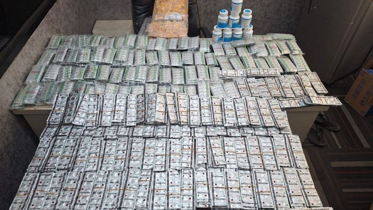 Polda Banten berhasil membongkar jaringan peredaran obat ilegal lintas Banten-Jakarta, menyita puluhan ribu butir obat terlarang dan menangkap dua tersangka.