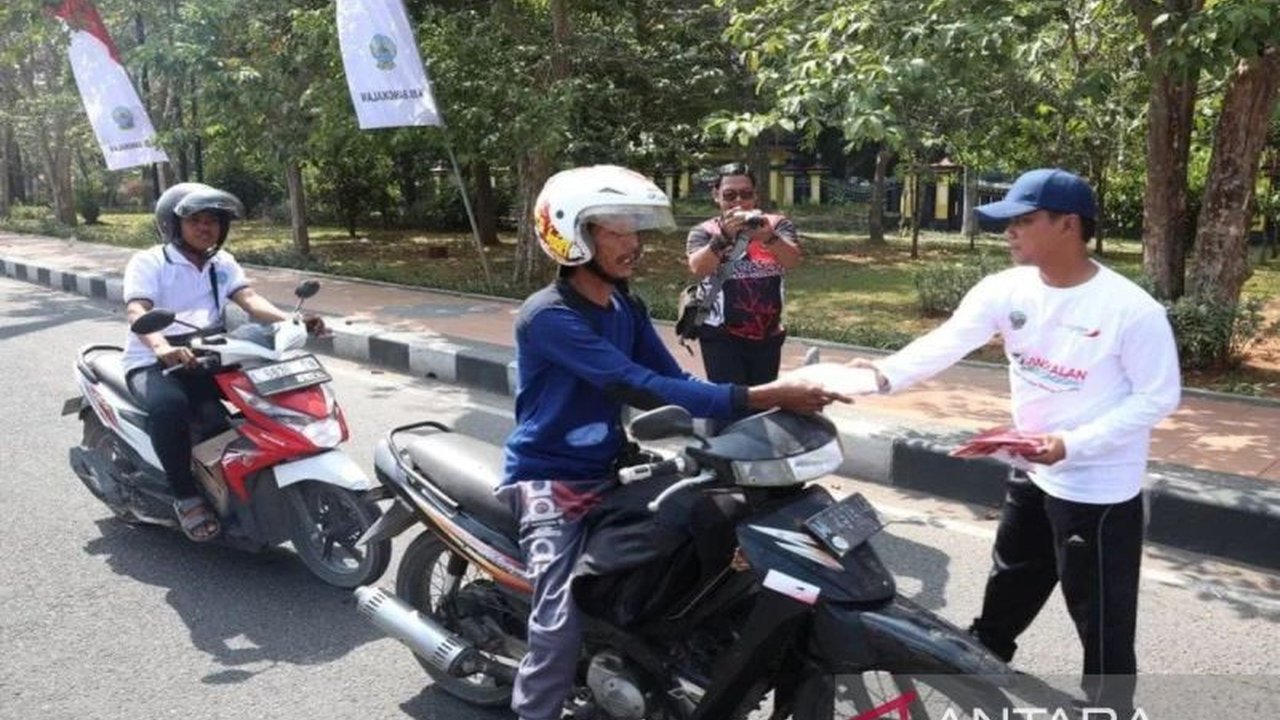 Pemerintah Kabupaten Bangkalan membagikan 1.000 bendera Merah Putih untuk menyemarakkan HUT ke-80 RI. Pembagian Bendera Bangkalan ini wujud nasionalisme dan patriotisme.