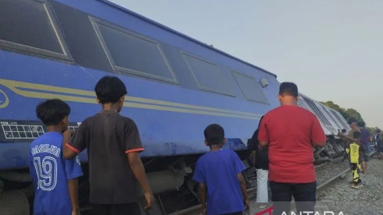 KAI Daop 6 Yogyakarta umumkan pembatalan perjalanan kereta api Taksaka dan Manahan menyusul anjloknya KA Argo Bromo Anggrek di Subang. Bagaimana nasib penumpang yang terdampak?