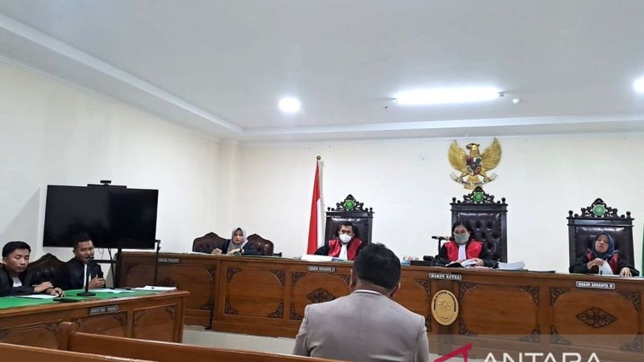 Empat terdakwa kasus sindikat uang palsu, termasuk ASN dan pegawai bank, dituntut tiga tahun penjara di Gowa, mengungkap jaringan peredaran uang palsu yang meresahkan.