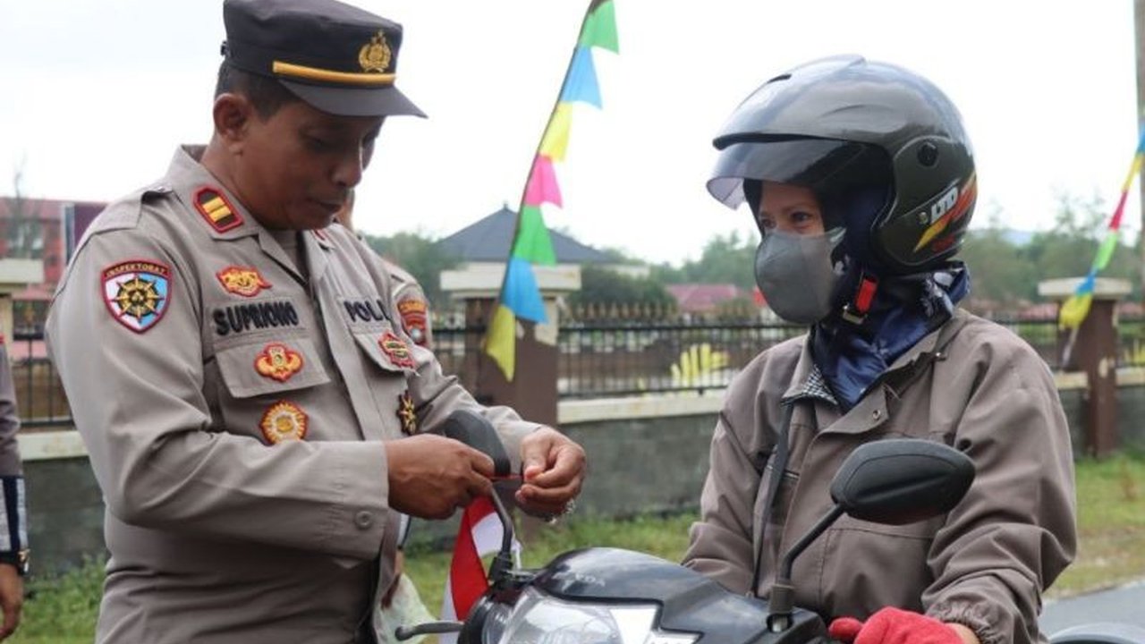 Polres Lingga gelar aksi Pembagian Bendera Merah Putih gratis kepada masyarakat, ajak semarakkan HUT Ke-80 RI dan tanamkan semangat nasionalisme di Bumi Bunda Melayu.
