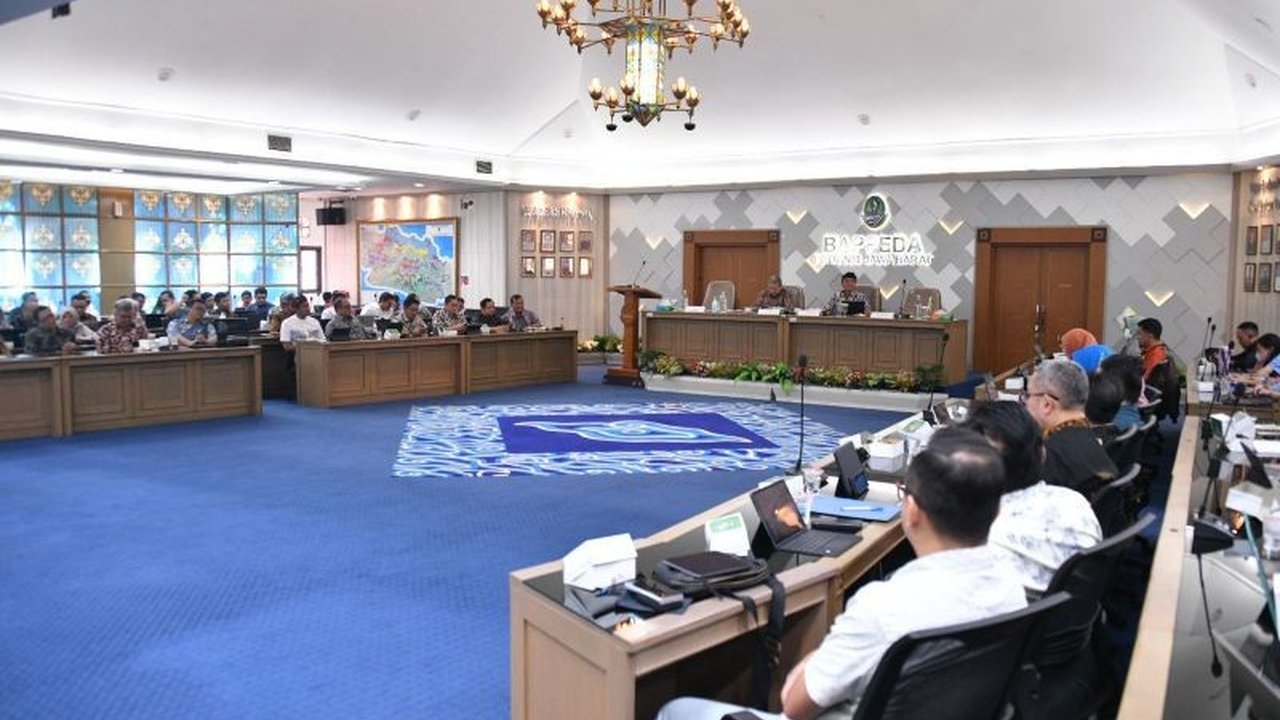 Sekda Jabar Herman Suryatman soroti 6 isu strategis di Cekungan Bandung. Komitmen penanganan terpadu diperlukan untuk atasi krisis lingkungan dan urbanisasi. Apa saja isunya?