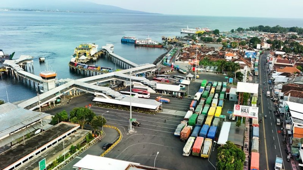 Antrean panjang kendaraan di Pelabuhan Ketapang mencapai 18 kilometer. ASDP bersama KSOP dan stakeholder terkait berupaya keras mengurai kemacetan ini.