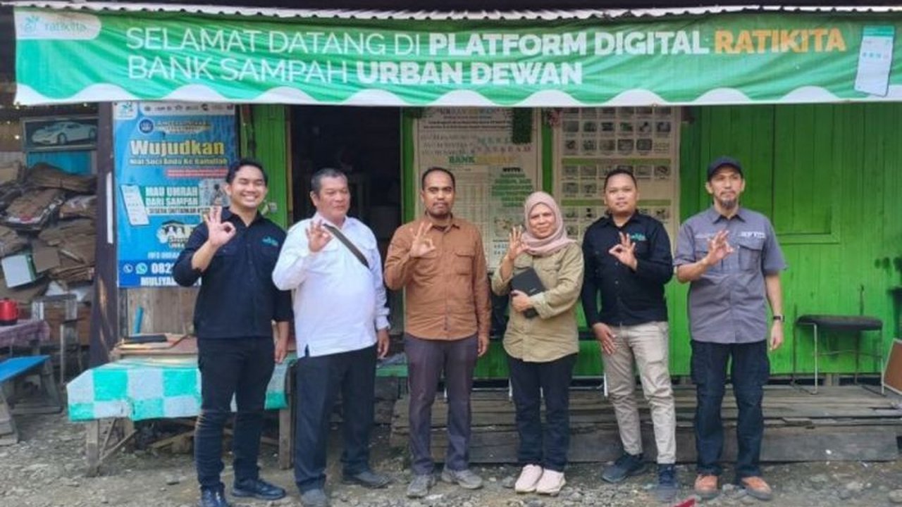 Kementerian Lingkungan Hidup membina bank sampah digital Ratikita.id di HST, Kalsel. Inovasi ini telah menarik ribuan nasabah dan mengurangi beban TPA, meski masih butuh mesin pres.