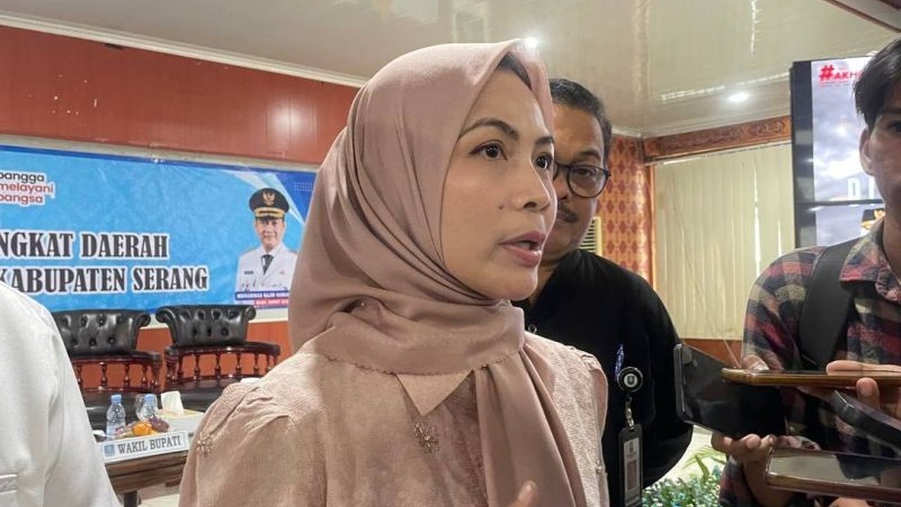 Bupati Serang Ratu Rachmatu Zakiyah mendesak industri memprioritaskan Tenaga Kerja Lokal, meskipun teknologi canggih mengurangi kebutuhan buruh. Akankah harapan ini terwujud?